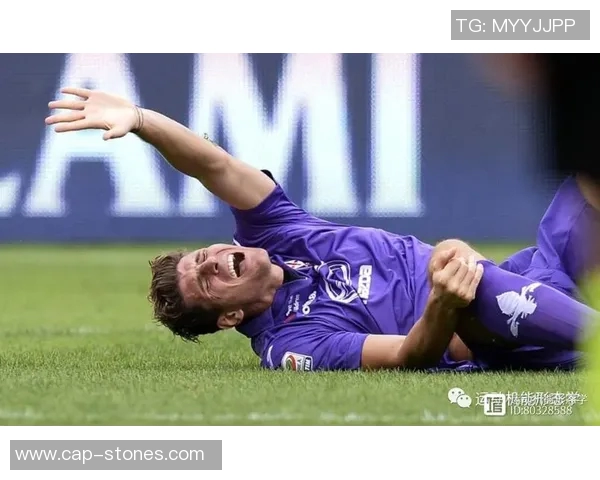 足球明星训练期间受伤瞬间揭秘展现运动员拼搏精神与伤痛挑战